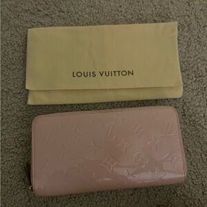 100% Authentic Louis Vuitton Blush Pink Vernis Zippy Wallet